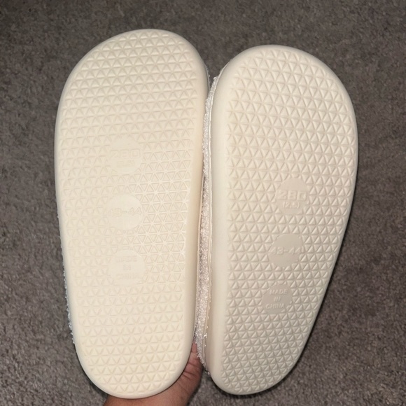 Purple Smiley Face Soft Slippers in Size 9.5-10.5 Womens - Picture 4 of 5